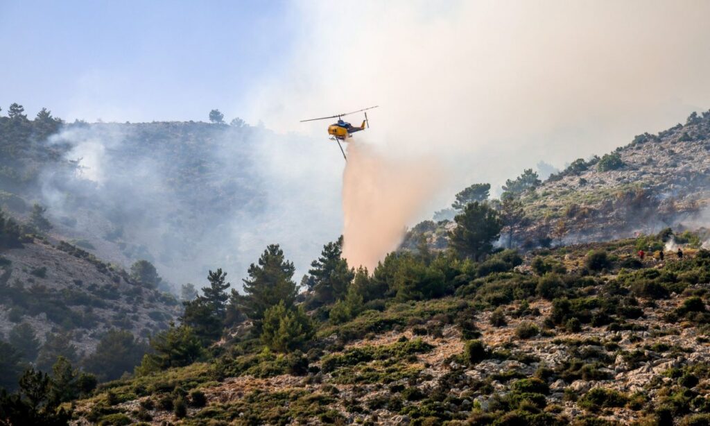 Λακωνία: Φωτιά στις Καρυές – Επιχειρούν εναέρια μέσα