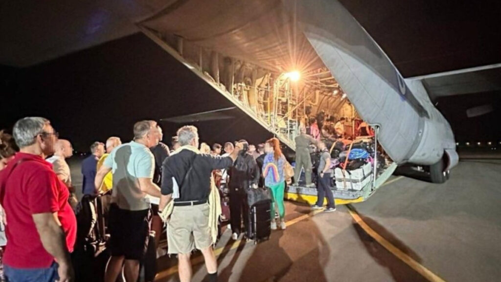 Στην Ελλάδα επέστρεψαν τα ξημερώματα οι πρώτοι Έλληνες που είχαν εγκλωβιστεί στο Τελ Αβίβ