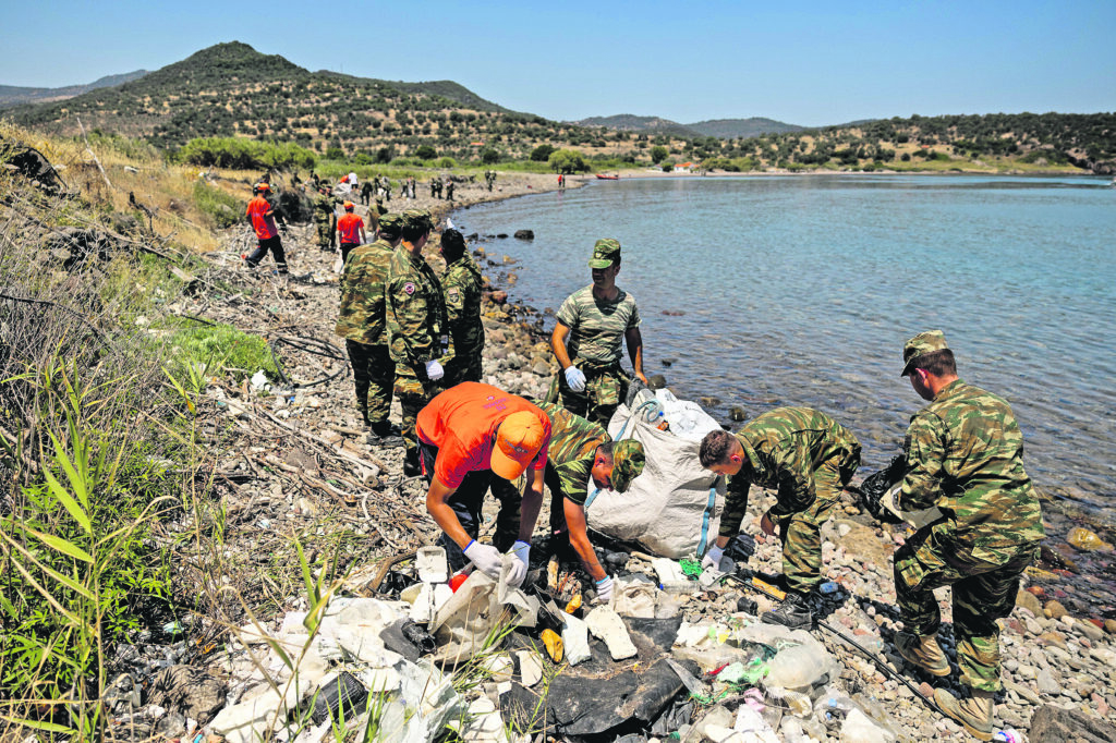 «Σάρωσαν» 6,5 τόνους σκουπίδια σε 11 ακτές – Οι εθελοντές των Ενόπλων Δυνάμεων και το σκάφος «Τυφώνας»