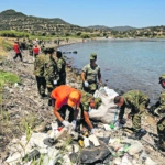 «Σάρωσαν» 6,5 τόνους σκουπίδια σε 11 ακτές – Οι εθελοντές των Ενόπλων Δυνάμεων και το σκάφος «Τυφώνας»