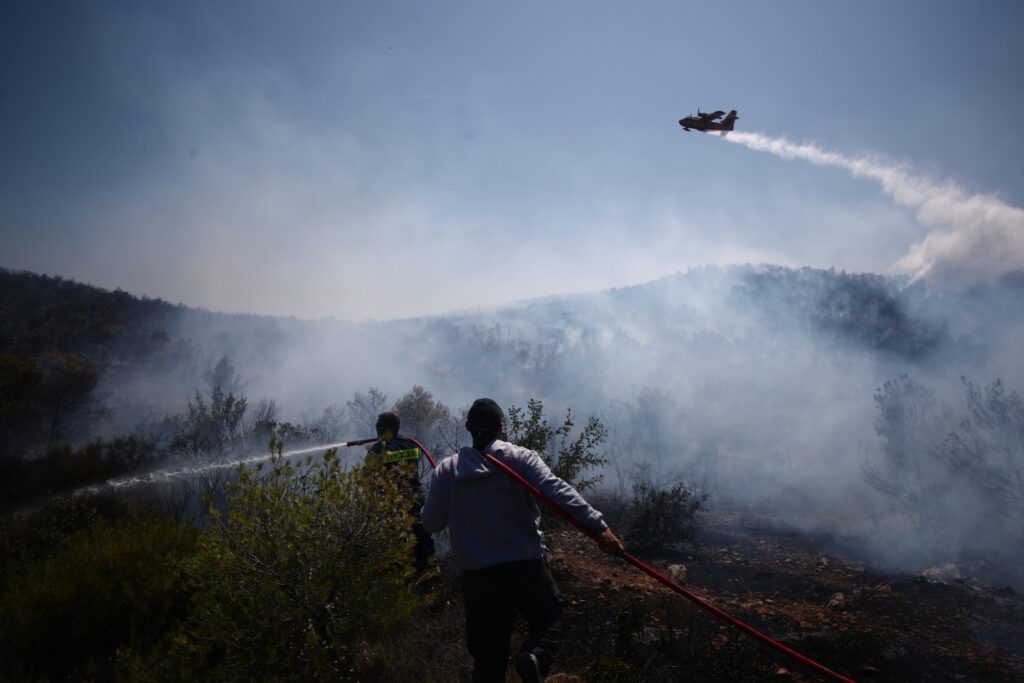 Φωτιά στην Άνδρο – Επιχειρούν εναέρια μέσα