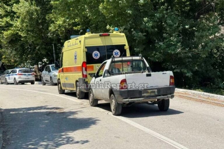Γοργοπόταμος: Τροχαίο με εγκλωβισμό γυναίκας – Αγροτικό συγκρούστηκε με σταθμευμένο όχημα και ανετράπη