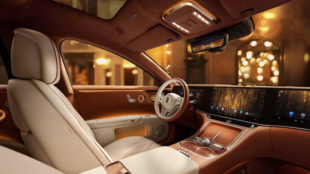 Η κινέζικη Rolls-Royce που κάνει ουρές στα ταμεία – Κοστίζει 10 φορές λιγότερο!
