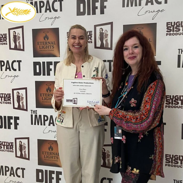 Η Πέτρα Τερζή (δεξιά) παραλαμβάνει το πρώτο βραβείο