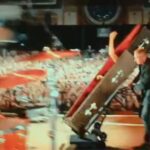 Iggy Pop: Σόκαρε τους θαυμαστές του ο 78χρονος θρύλος της ροκ – Έφυγε από τη σκηνή μέσα σε… φέρετρο (βίντεο)