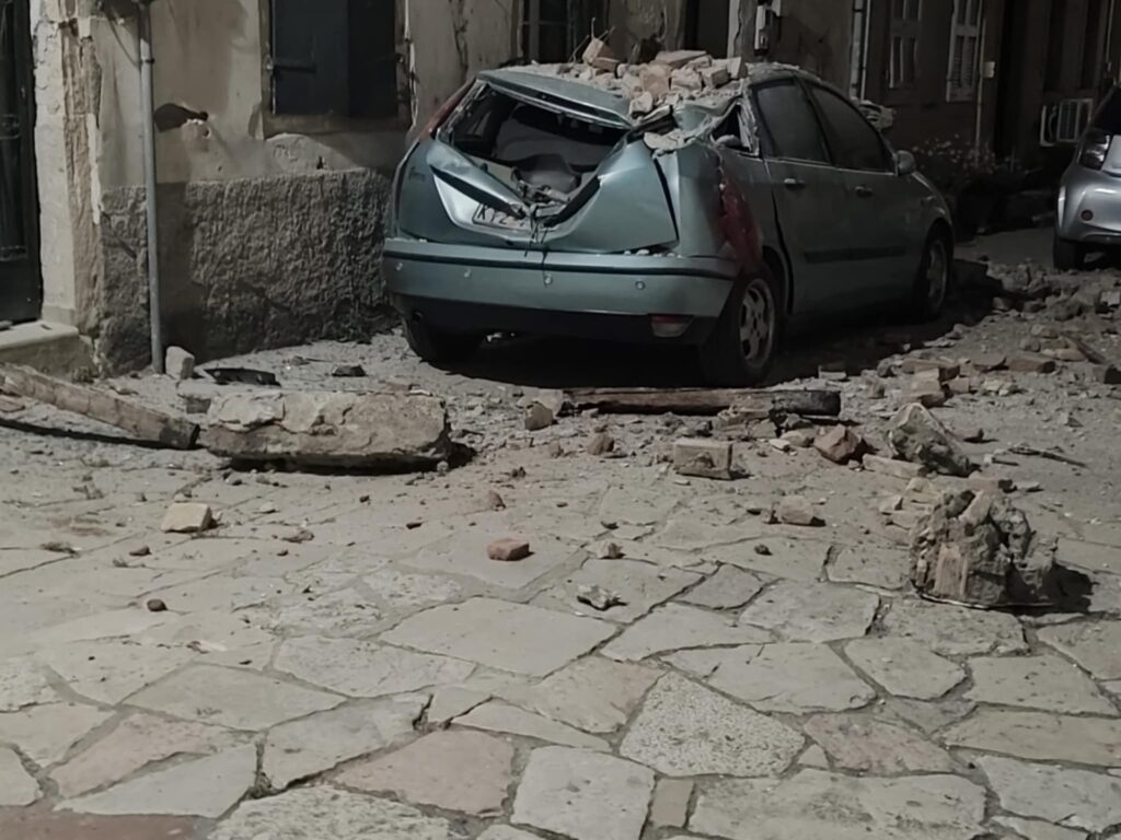 Κέρκυρα: Κομμάτια από σκεπή κτηρίου έπεσαν πάνω σε αυτοκίνητο