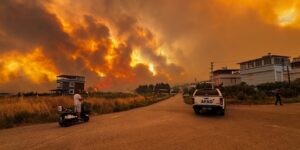 Μεγάλη φωτιά στην Σμύρνη: Σχεδόν 1.200 πυροσβέστες στη μάχη