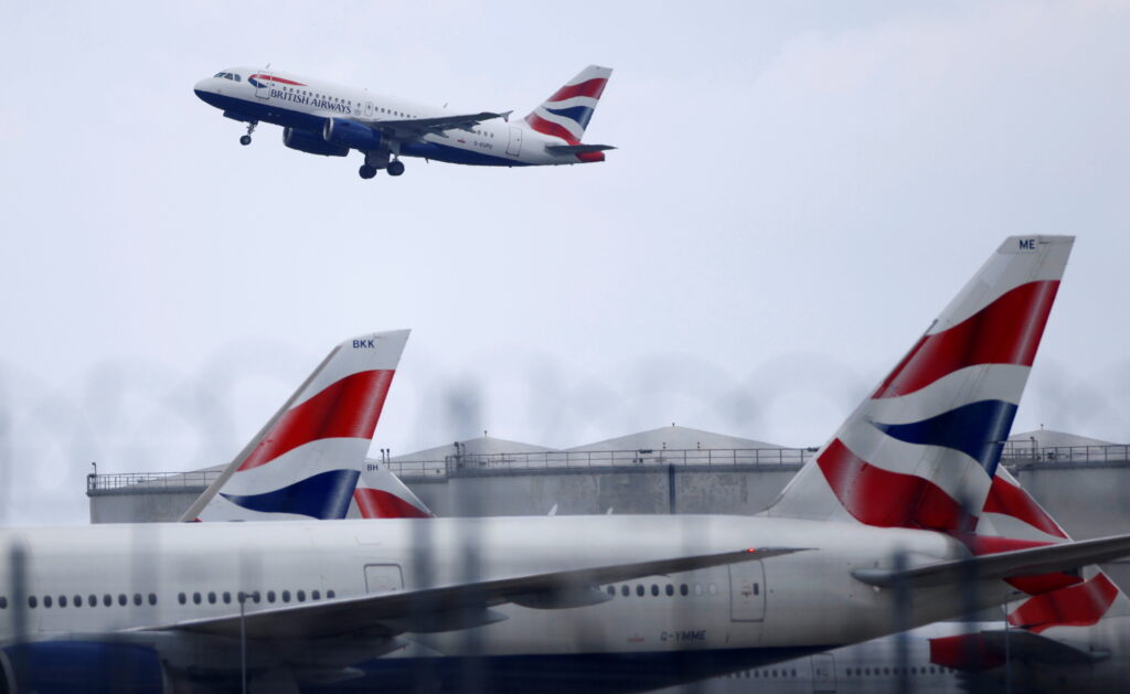 British Airways: Γυμνός αεροσυνοδός βρέθηκε να χορεύει στην τουαλέτα – Φέρεται να είχε κάνει χ