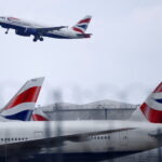 British Airways: Γυμνός αεροσυνοδός βρέθηκε να χορεύει στην τουαλέτα – Φέρεται να είχε κάνει χρήση ναρκωτικών