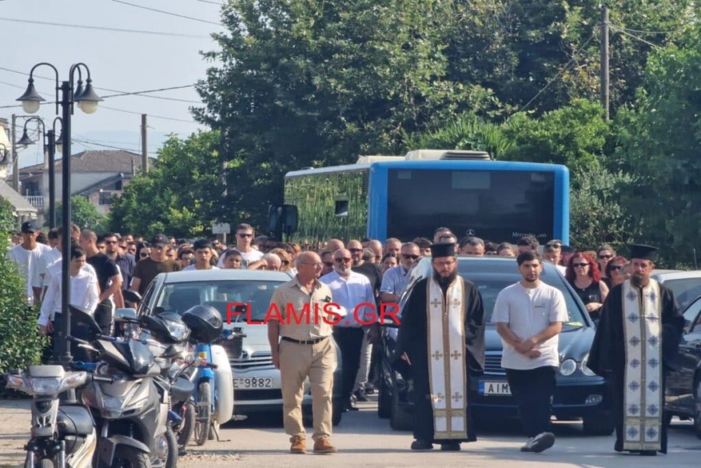 Σπαρακτικές σκηνές στην κηδεία του 14χρονου που πνίγηκε στον Άραχθο – «Είσαι άνδρας παιδί μου…