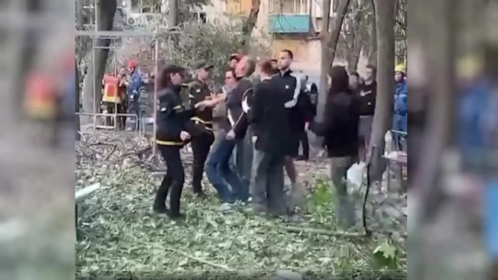 Ουκρανία: Η απόλυτη φρίκη – Πατέρας καταρρέει – Ο γιος του σκοτώθηκε σε βομβαρδισμό (βίν