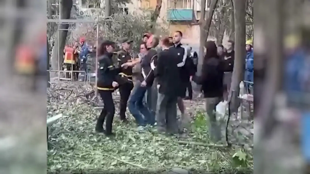 Ουκρανία: Η απόλυτη φρίκη – Πατέρας καταρρέει – Ο γιος του σκοτώθηκε σε βομβαρδισμό (βίντεο)