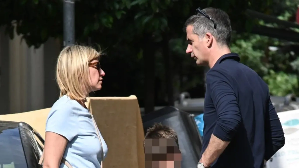Κώστας Μπακογιάννης: Με τον μικρό Δήμο στους ώμους – Η οικογενειακή βόλτα στο Κολωνάκι με την Κοσιώνη