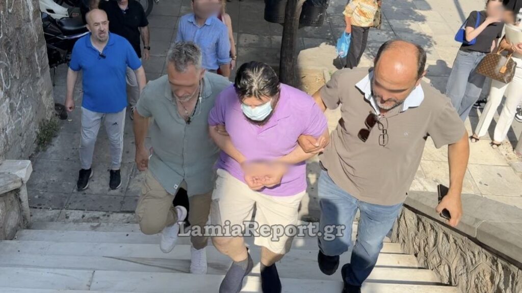 Λαμία: «Να καείς ζωντανός» – Αποδοκίμασαν τον δολοφόνο του 59χρονου ιδιοκτήτη καφετέριας στα δικαστή