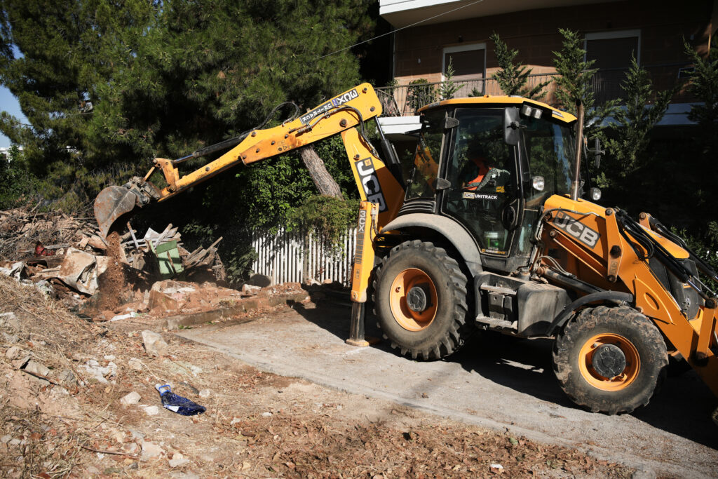 Δήμος Αθηναίων: Ξεκίνησε η κατεδάφιση 70 επικινδύνως ετοιμόρροπων κτηρίων σε 21 περιοχές