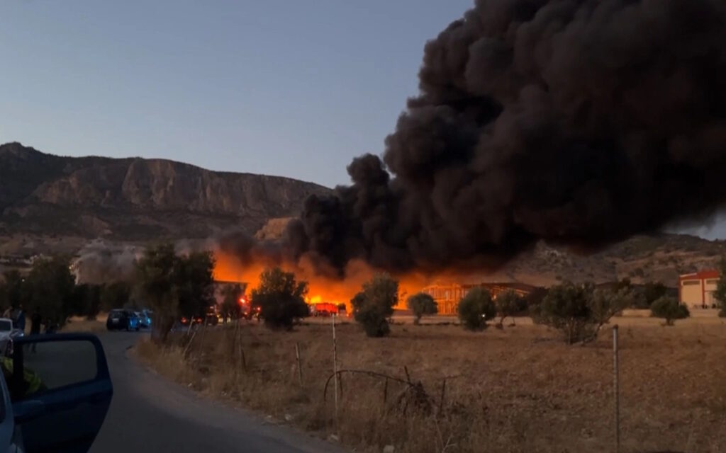 Πυρκαγιά στα Μέγαρα: Μήνυμα του 112 λόγω των καπνών από το εργοστάσιο