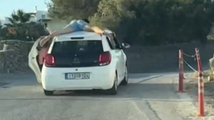 Ανατριχίλα προκαλεί η απερισκεψία νεαρού στη Μύκονο: Ξάπλωσε στην οροφή αυτοκινήτου ενώ κινούνταν