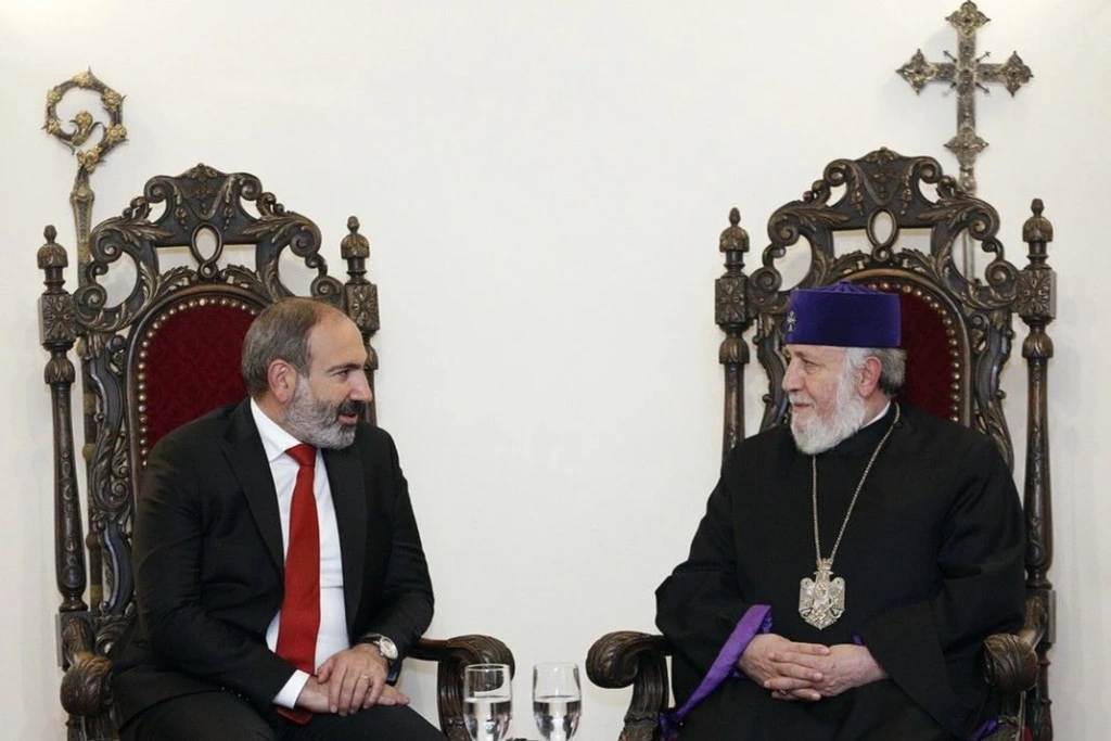 Αρμενία: Χαμός με τον πρωθυπουργό Πασινιάν – Φήμες ότι προσφέρθηκε να δείξει τα γεννητικά του όργανα στον Αρμένιο Πατριάρχη