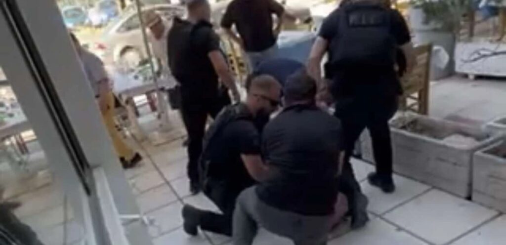 Θεσσαλονίκη: Βίντεο ντοκουμέντο από τη στιγμή που αστυνομικοί αφοπλίζουν τον Ισπανό με το σπαθί σε τ
