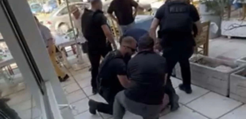 Θεσσαλονίκη: Βίντεο ντοκουμέντο από τη στιγμή που αστυνομικοί αφοπλίζουν τον Ισπανό με το σπαθί σε ταβέρνα