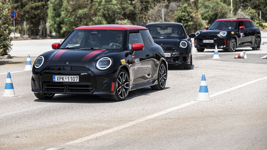 Mini Cooper JCW με βενζίνη ή ρεύμα: Τα οδηγήσαμε σε πίστα για να ανακαλύψουμε