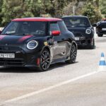 Mini Cooper JCW με βενζίνη ή ρεύμα: Τα οδηγήσαμε σε πίστα για να ανακαλύψουμε