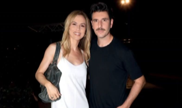 Παπαδημητρίου – Γεροντιδάκης: Φωτογραφήθηκαν μαζί για πρώτη φορά σε επίσημη πρεμιέρα θεατρικής παράστασης [βίντεο]