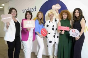 Η Μαρία Πατακιούτη, Γενική Διευθύντρια Ανθρώπων και Κουλτούρας της Παπαστράτος και Ν.Α. Ευρώπης της Philip Morris International με την ομάδα People & Culture της Παπαστράτος (Πηγή φωτ. Παπαστράτος)