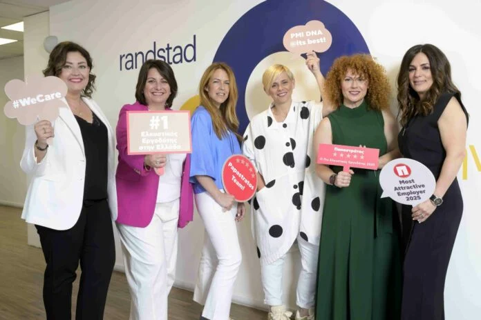 Η Μαρία Πατακιούτη, Γενική Διευθύντρια Ανθρώπων και Κουλτούρας της Παπαστράτος και Ν.Α. Ευρώπης της Philip Morris International με την ομάδα People & Culture της Παπαστράτος (Πηγή φωτ. Παπαστράτος)