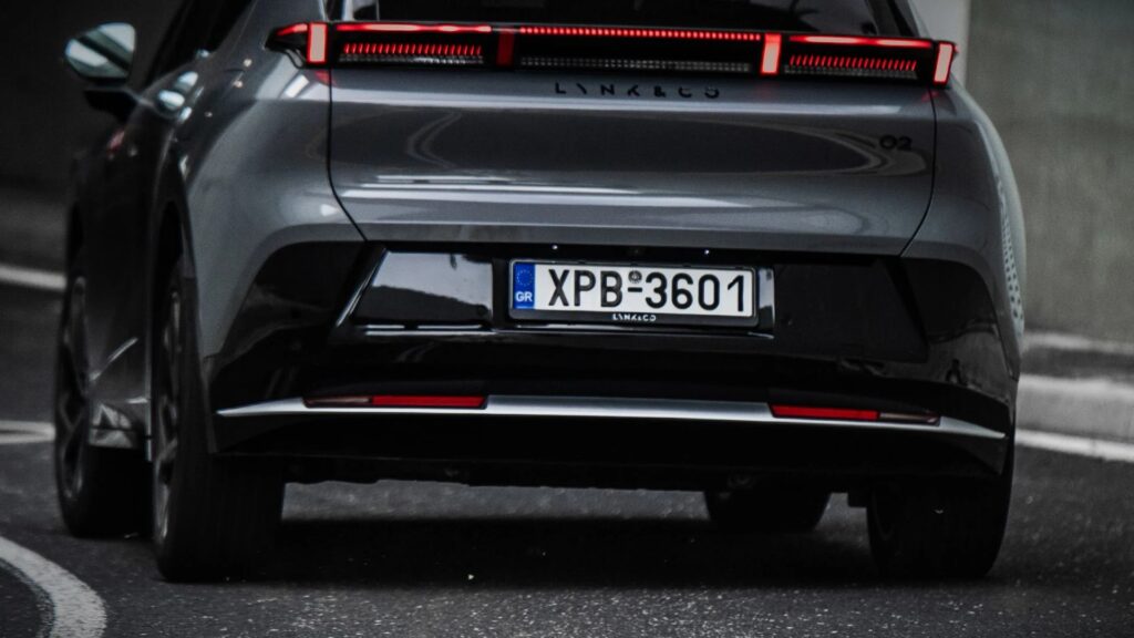 Πινακίδες αυτοκινήτων: Τι σημαίνουν τα γράμματα πάνω τους;