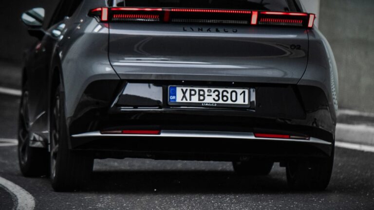 Πινακίδες αυτοκινήτων: Τι σημαίνουν τα γράμματα πάνω τους;