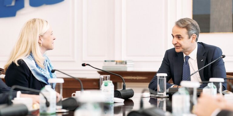 Συνάντηση Μητσοτάκη με την πρόεδρο του Πανεπιστημίου Yale και τον πρύτανη του ΕΚΠΑ