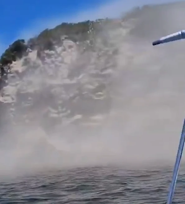 Εικόνες από τα μέσα κοινωνικής δικτύωσης δείχνουν έναν γκρεμό που κατέρρευσε στην Πούντα Πεννάτα, όπου τα συντρίμμια έπεσαν στη θάλασσα μετά τον σεισμό.Χ