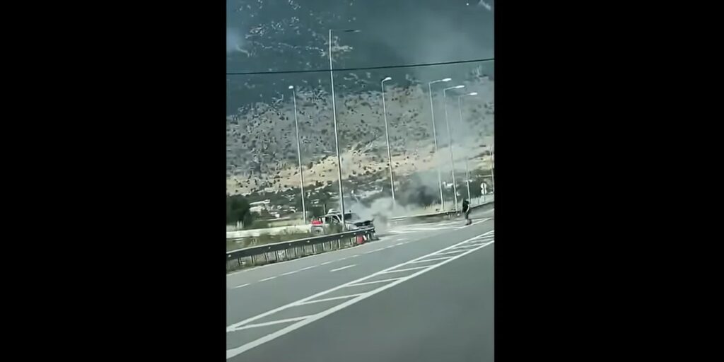 Κοζάνη: Αυτοκίνητο πήρε φωτιά κοντά στα διόδια Σιάτιστας