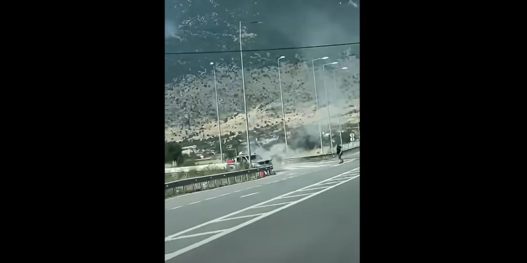 Κοζάνη: Αυτοκίνητο πήρε φωτιά κοντά στα διόδια Σιάτιστας