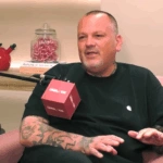 Δημήτρης Σκαρμούτσος: Η μάχη με τα ναρκωτικά και η μεγάλη αλλαγή στην ζωή του – «Έκανα για χρόνια ηρωίνη, έμαθα την αληθινή αγάπη όταν έγινα πατέρας» [βίντεο]