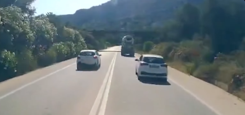 Αδιανόητη προσπέραση στον ΒΟΑΚ: Οδηγός πέρασε τρία οχήματα από το αντίθετο ρεύμα πριν τη στροφή [βίντεο]