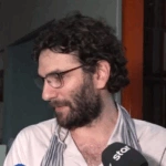 Κωνσταντίνος Χαρδαβέλλας: Μιλά με συγκίνηση στην εκδήλωση μνήμης για τον πατέρα του – «Δεν θέλαμε να κάνουμε μνημόσυνο, γι’ αυτό κάναμε μια δωρεά» [βίντεο]