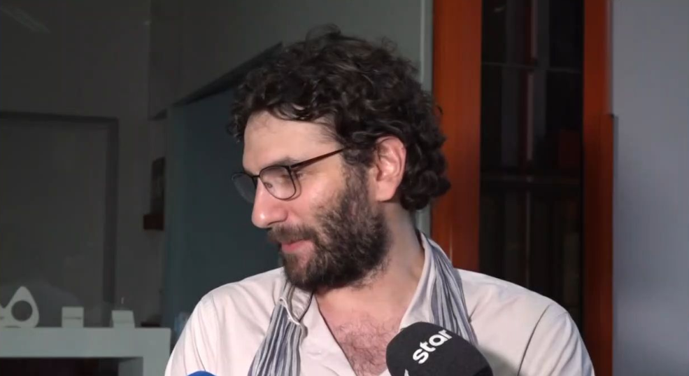 Κωνσταντίνος Χαρδαβέλλας: Μιλά με συγκίνηση στην εκδήλωση μνήμης για τον πατέρα του – «Δεν θέλαμε να κάνουμε μνημόσυνο, γι’ αυτό κάναμε μια δωρεά» [βίντεο]