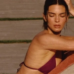 Κένταλ Τζένερ: Με το μπορντό μπικίνι.. «ρίχνει» το Instagram – Η ανάρτηση που έγινε viral! [εικόνες]