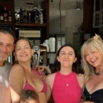 Η Κέιτ Χάντσον στη Σκιάθο – Οι βόλτες, τα μπάνια και οι αγαπημένες της παραλίες