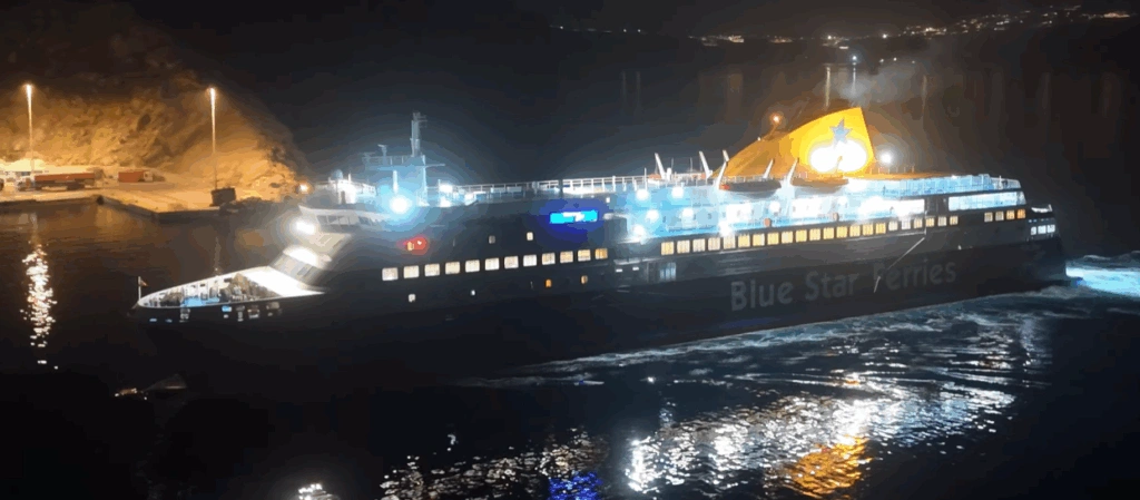 Η νυχτερινή μανούβρα του Blue Star Chios στη Σαντορίνη – Η εντυπωσιακή λήψη με drone [βίντεο]