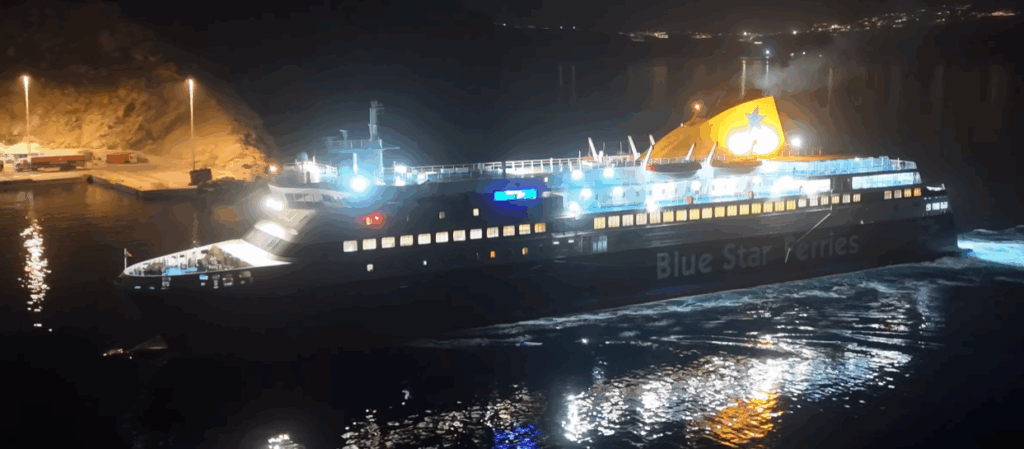 Η νυχτερινή μανούβρα του Blue Star Chios στη Σαντορίνη – Η εντυπωσιακή λήψη με drone [βίντεο]