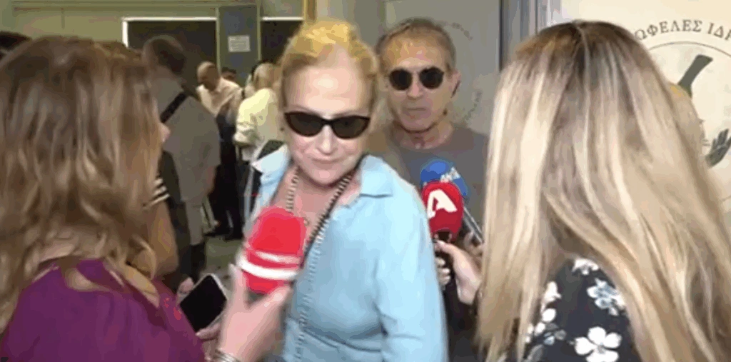 Γιώργος Νταλάρας: Η στιγμή που η σύζυγος του «τον τραβά» μακριά από τις κάμερες [βίντεο]