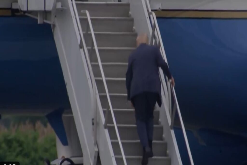 Τραμπ: Σκόνταψε ανεβαίνοντας τη σκάλα του Air Force One – Τα social media θυμήθηκαν τι έλεγε για τον