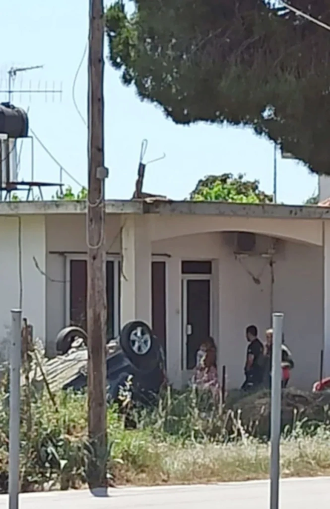 Τροχαίο στην Αχαΐα: Ι.Χ εξετράπη της πορείας του και κατέληξε σε αυλή σπιτιού [εικονες]