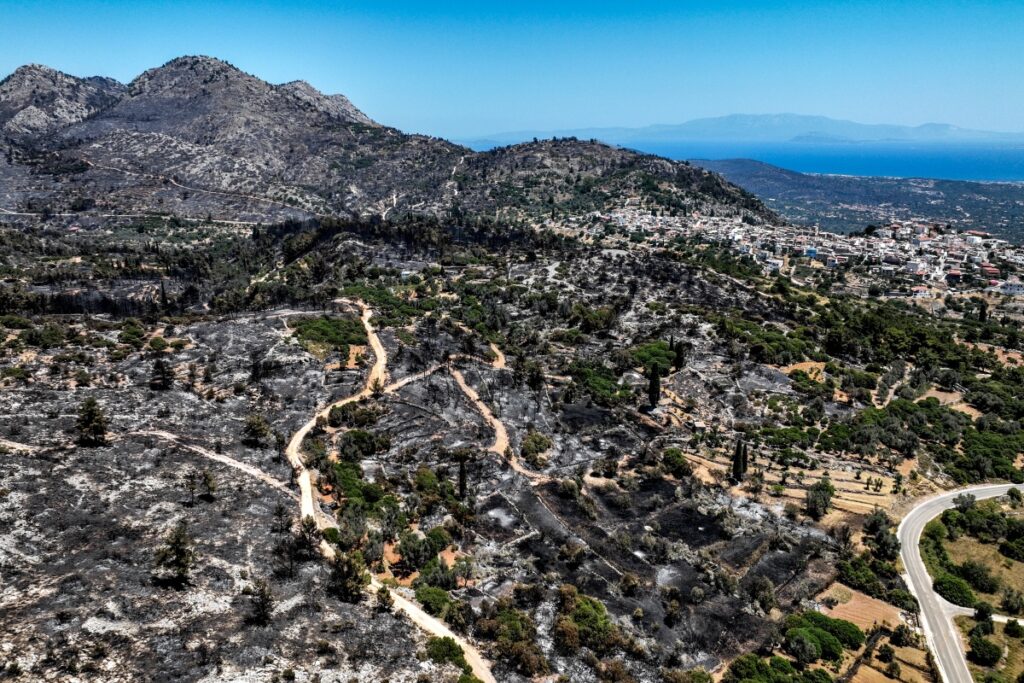 Φωτιά στη Χίο: Μάχη των δασοκομάντος με τις φλόγες – Τραυματίστηκαν πυροσβέστες [Βίντεο]