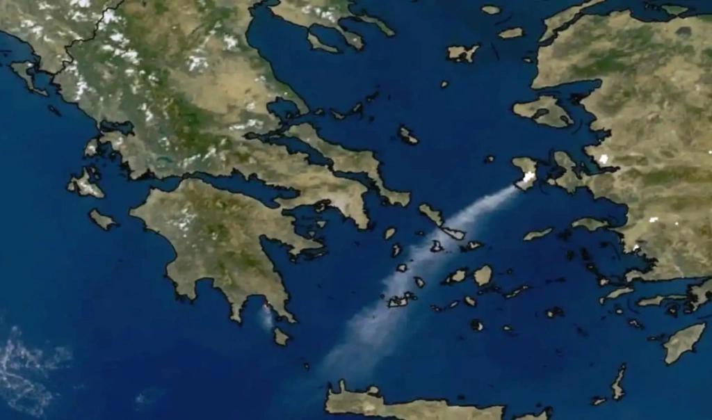 Χίος: Ο καπνός από τη φωτιά έφτασε μέχρι την Κρήτη