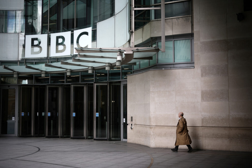 BBC: Ανατροπή με το βρετανικό ραδιοτηλεοπτικό φορέα – Εισάγει συνδρομές επί πληρωμή για χρήστε