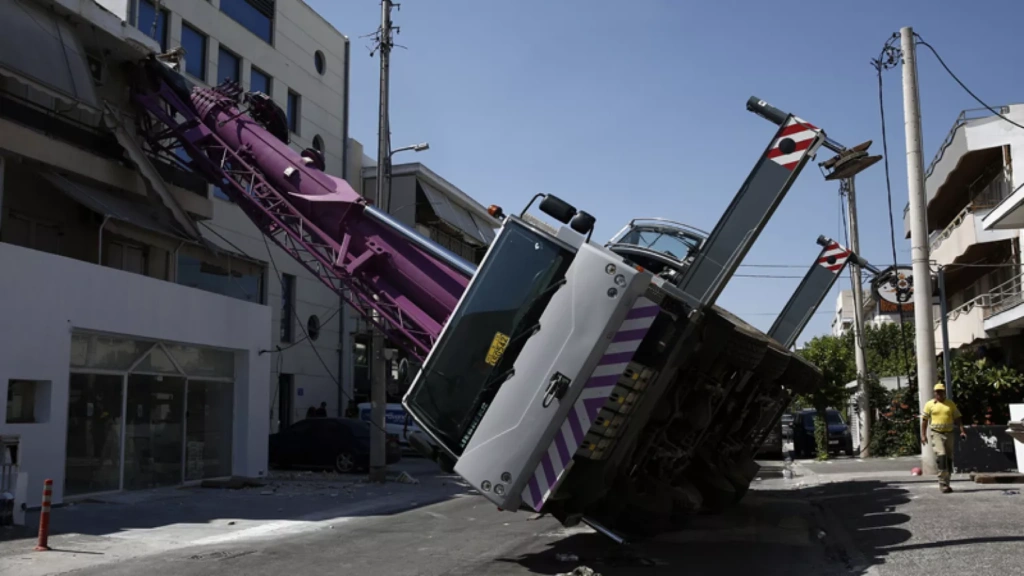Γερανoφόρο όχημα έπεσε σε οικία στο Περιστέρι – Ένας τραυματίας